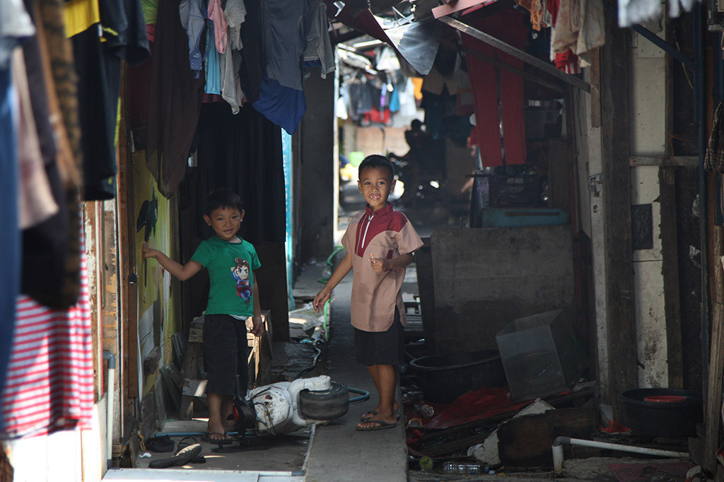 Salah satu faktor turunnya angka kemiskinan di DKI Jakarta ialah adanya program bantuan sosial (bansos).