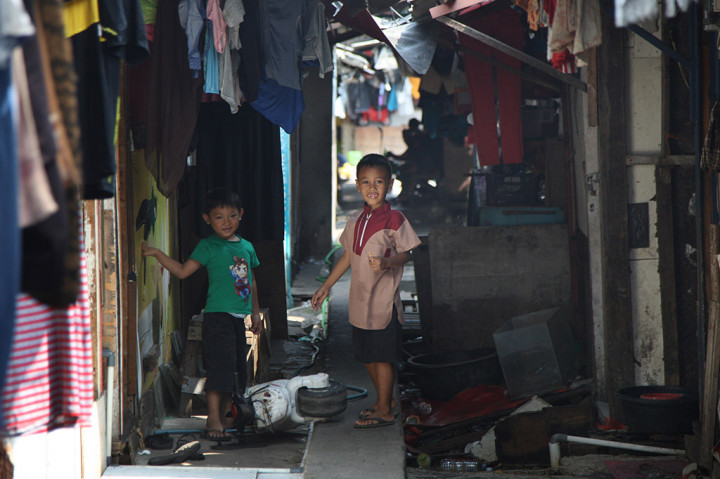 Salah satu faktor turunnya angka kemiskinan di DKI Jakarta ialah adanya program bantuan sosial (bansos).