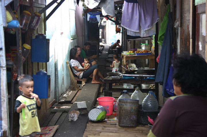 Warga dan anak-anak beraktivitas di pemukiman kumuh dan padat penduduk di Kampung Bandan, Pademangan, Jakarta Utara, Senin, 17 Juli 2023. 