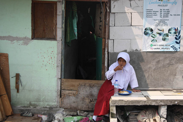 Badan Pusat Statistik (BPS) DKI Jakarta melaporkan jumlah penduduk miskin di Ibu Kota pada Maret 2023 sebesar 477,83 ribu orang atau berkurang sebesar 17.100 orang dibandingkan September 2022. 