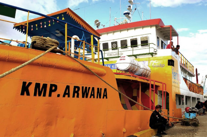 Satu persatu penumpang naik ke Kapal Motor Penyeberangan Arwana, yang bersandar di dermaga Pelabuhan Maccini Baji, Kelurahan Pundata Baji, Kecamatan Labakkang, Kabupaten Pangkajene dan Kepulauan (Pangkep), Selasa, 18 Juli 2023. Mereka akan bertolak ke Pulau Sabutung, Desa Mattiro Kanja, Kecamatan Liukang Tupabbiring Utara, Pangkep, Sulawesi Selatan.