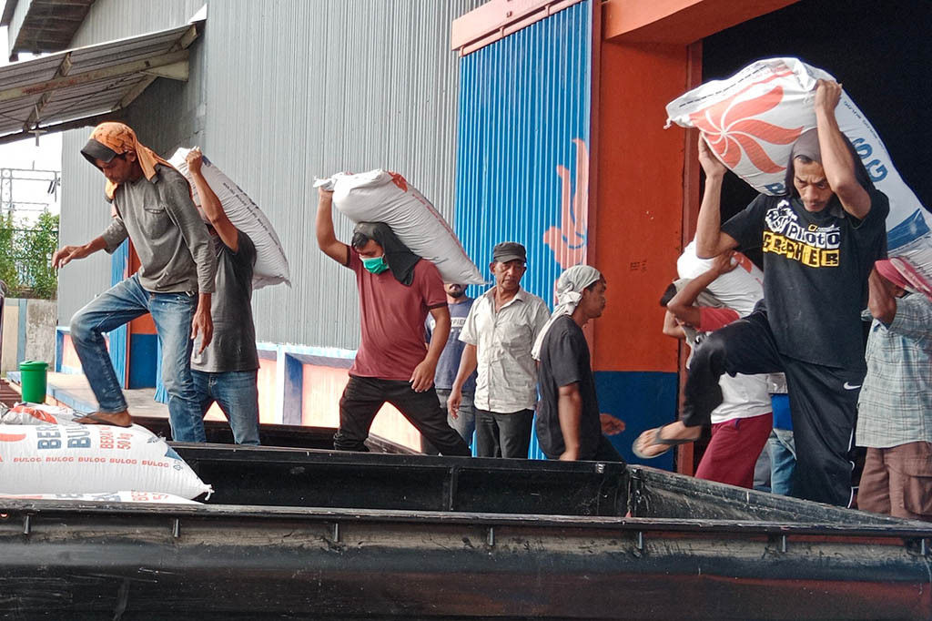 Bulog (Badan Urusan Logistik) Sigli, Provinsi Aceh misalnya, tengah melakukan persiapan ketersediaan pangan seperti beras untuk menghadapi Fenomena El-Nino. Setidaknya 500 ton stok beras medium sudah tersedia dalam gudang Bulog Sigli.