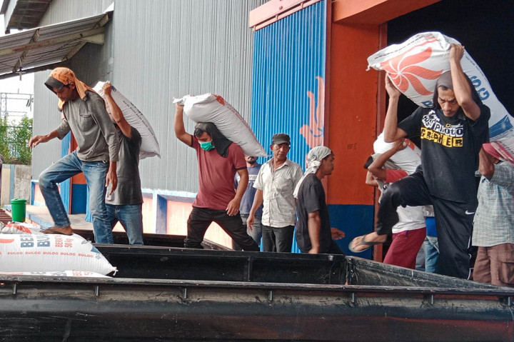 Bulog (Badan Urusan Logistik) Sigli, Provinsi Aceh misalnya, tengah melakukan persiapan ketersediaan pangan seperti beras untuk menghadapi Fenomena El-Nino. Setidaknya 500 ton stok beras medium sudah tersedia dalam gudang Bulog Sigli.