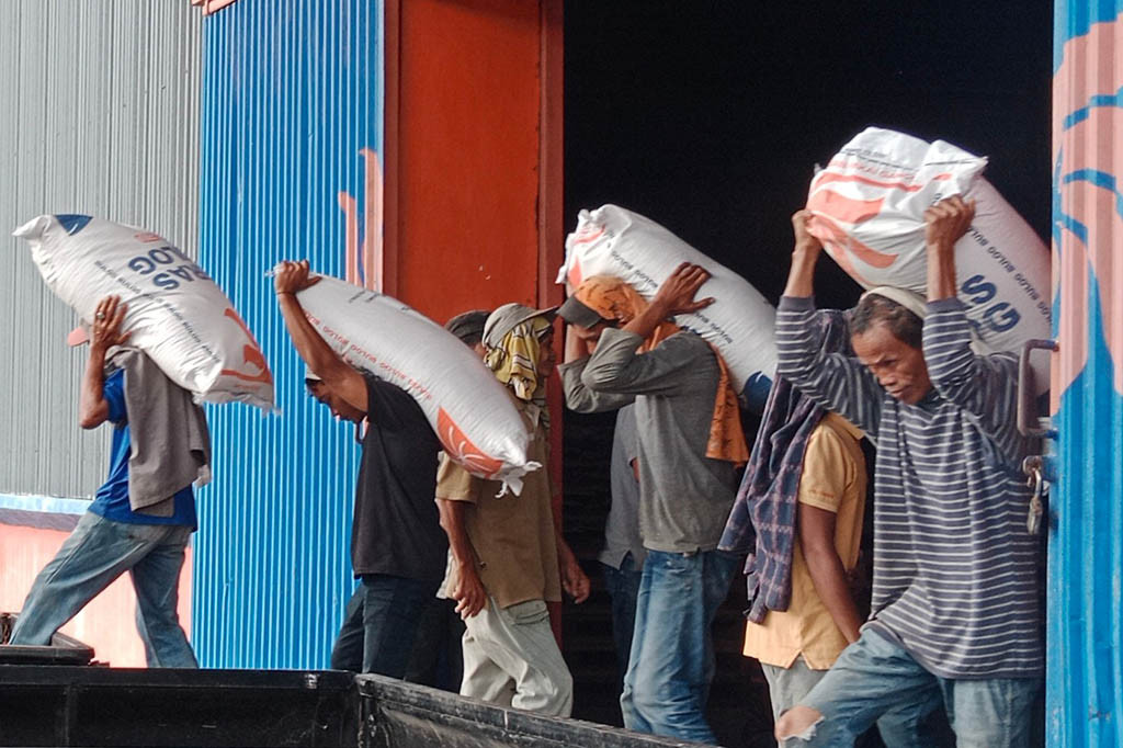 Fenomena alam El-Nino yang menyelimuti wilayah Indonesia mendapat perhatian dan disikapi serta dihadapi dengan serius oleh berbagai pihak. Apalagi siklus pergantian musim dari kondisi sering hujan menuju kemarau ini bisa berakibat buruk terhadap kehidupan manusia.
