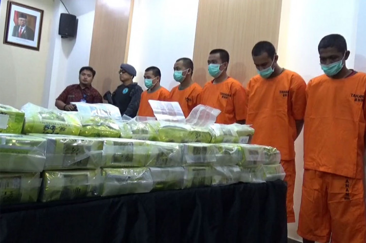 105 kilogrqm sabu asal Myanmar yang di selundupkan melalui jalur laut dengan menggunakan kapal oskadon dari perairan Lengkawi Malaysia menuju perairan indonesia melalui pesisir pantai Laweung, Provinsi Aceh, berhasil di temukan oleh petugas BNN yang disimpan oleh pelaku di balakang rumah warga di jalan Gampong Masjid, Aceh.