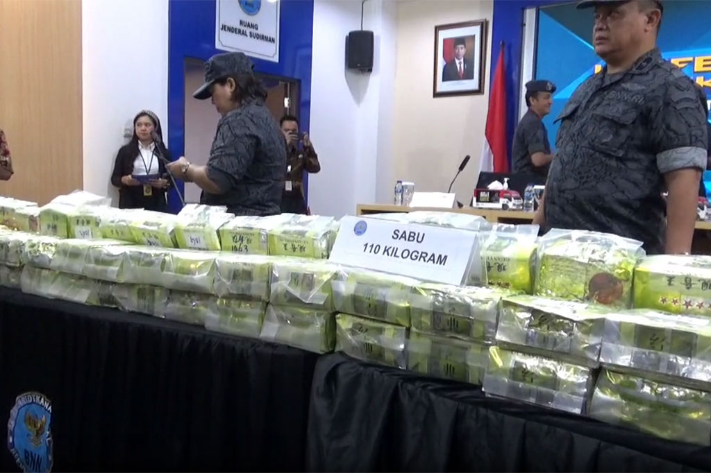 Pengungkapan ini berawal dari penangkapan tiga pelaku yang merupakan kurir narkoba berinisial H-E, R dan M-F, yang mengaku telah mengirim narkoba kepada B-U-L, R-A-H dan B-I-R, yang saat ini masih dilakukan pengejaran terhadap ketiganya.