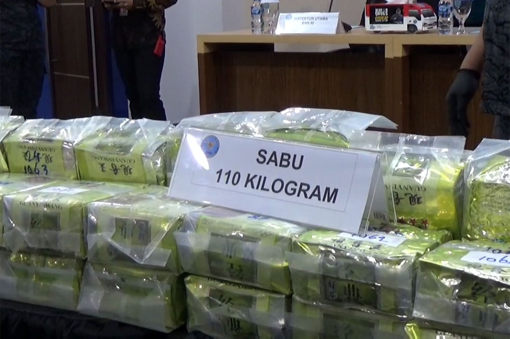 Selain itu petugas BNN juga berhasil menangkap tiga kurir narkoba berinisial H-A-R, M-A-W dan J-O-H yang tengah menyelundupkan narkoba jenis sabu seberat lima kilogram di kawasan Kalimantan. Sabu di temukan di bagian pintu mobil yang di kendarai ketiga pelaku.