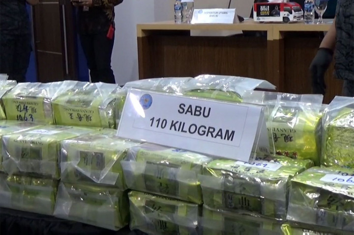 Selain itu petugas BNN juga berhasil menangkap tiga kurir narkoba berinisial H-A-R, M-A-W dan J-O-H yang tengah menyelundupkan narkoba jenis sabu seberat lima kilogram di kawasan Kalimantan. Sabu di temukan di bagian pintu mobil yang di kendarai ketiga pelaku.