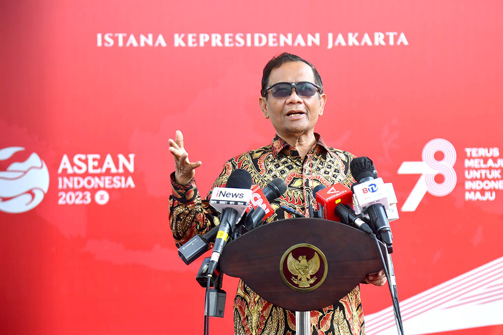 Pemerintah terus menangani persoalan terkait Pondok Pesantren (Ponpes) Al Zaytun secara serius. Menteri Koordinator Bidang Politik, Hukum, dan Keamanan (Menko Polhukam) Mahfud Md dalam keterangannya di Kompleks Istana Kepresidenan, Jakarta, pada Selasa, 18 Juli 2023, menjelaskan bahwa pemerintah berfokus pada tiga hal, yakni soal laporan penodaan agama, dugaan tindak pidana pencucian uang, dan soal pendidikan.