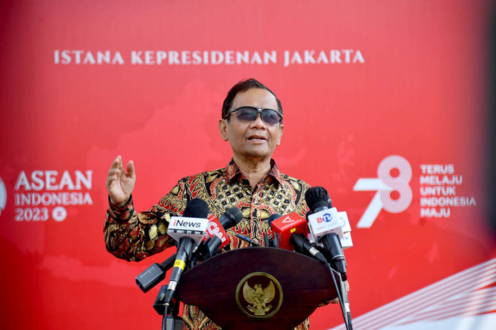 Terkait dugaan pencucian uang, pemerintah telah memblokir 145 dari 256 rekening pribadi milik pimpinan Ponpes Al Zaytun, Panji Gumilang, juga memeriksa puluhan rekening lain yang terkait dengan yayasan. Mahfud menegaskan bahwa pemeriksaan tersebut membutuhkan proses sehingga tidak boleh tergesa-gesa karena menyangkut hukum.