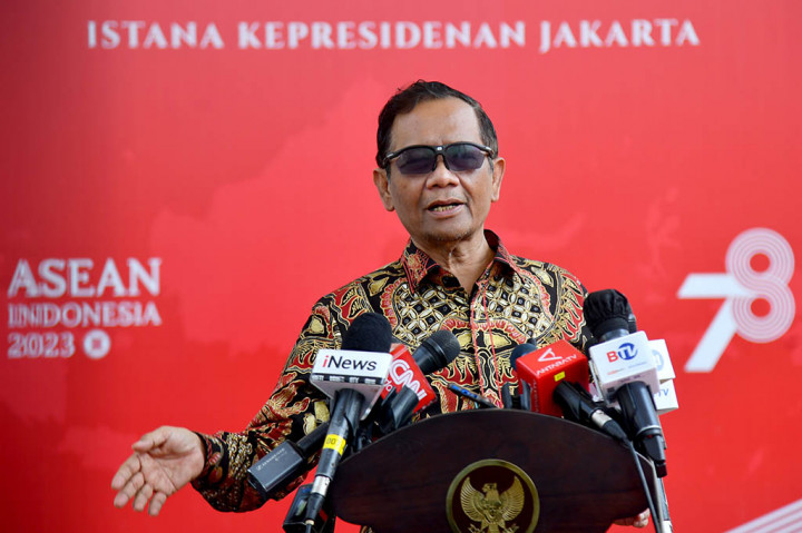 “Al Zaytun itu kita tangani serius di dalam tiga hal. Pertama yang menyangkut pribadi Panji Gumilang itu oleh masyarakat dilaporkan tentang penodaan agama, pelanggaran Undang-Undang Nomor 1 PNPS Tahun 1965,” ujar Mahfud.