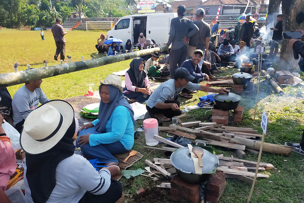 Seorang peserta lomba nasi liwet, Muyani, 54, mengatakan, lomba nasi liwet yang dilakukan di 47 ke RT tersebar di 14 ke RW an tujuannya untuk menjalin kebersamaan termasuk saling mengenal satu dengan yang lainnya. Karena, di setiap ke RT an memang tidak semuanya saling mengenal tapi dengan adanya kegiatan lomba nasi liwet paling tidak ada dari mereka bisa saling mengenal.