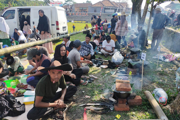 Menyambut perayaan tahun baru Islam 1445 Hijriah, ribuan warga di 11 Kampung, Desa Sukaraja, Kecamatan Rajapolah, Kabupaten Tasikmalaya, Selasa, 18 Juli 2023. Perlombaan nasi liwet yang dilakukan di Lapang Desa Sukaraja tersebut, tumpah ruah karena malam harinya akan melakukan pawai obor.