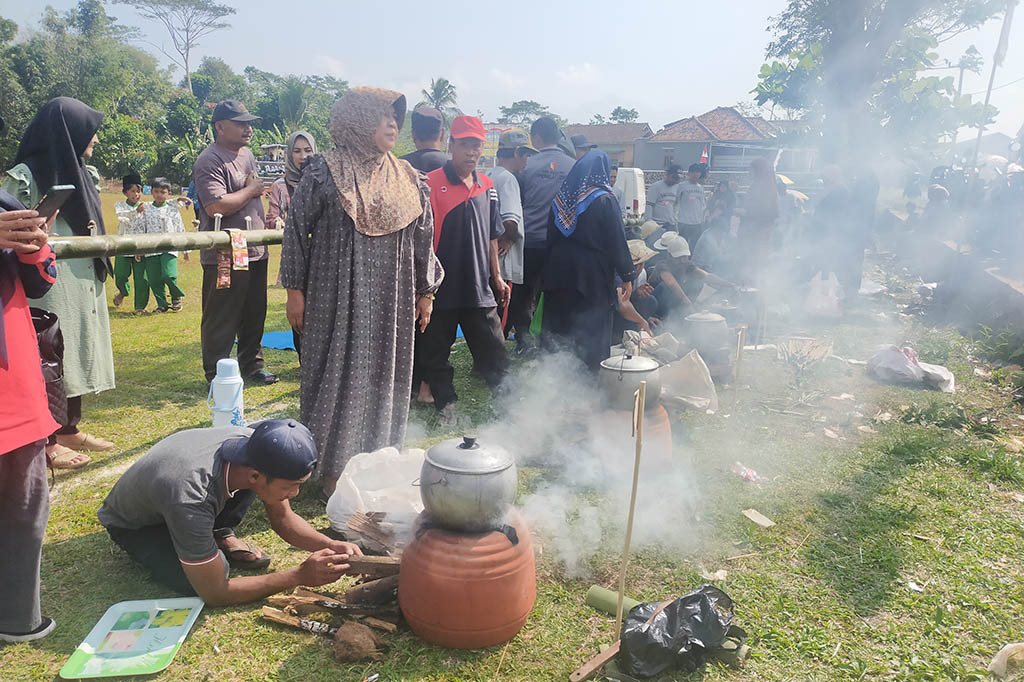 Sementara itu, Kepala Desa Sukaraja, Asep Nandang mengatakan, lomba nasi liwet yang dilakukannya di 47 ke RT an tersebar di 14 ke RW an ini dalam rangka perayaan tahun baru Islam 1445 hijriah dan dalam lomba tersebut nantinya akan dinilai oleh tim juri. Karena, ada 60 nasi liwet yang akan dilombakan tapi pendampingnya tidak dinilai mengingat warga sudah memasak terlebih dulu di rumahnya.