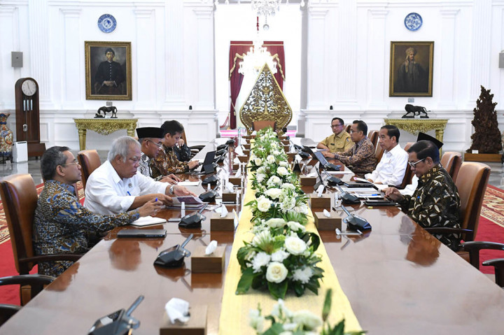 Pemerintah terus berupaya mempercepat eliminasi penyakit tuberkulosis atau TBC di Tanah Air melalui berbagai langkah, mulai dari menggencarkan surveilans atau deteksi, pengobatan, hingga pemberian vaksin. Apalagi, saat ini Indonesia merupakan negara dengan pengidap TBC terbesar kedua di dunia setelah India dengan jumlah kasus diperkirakan mencapai 969 ribu.