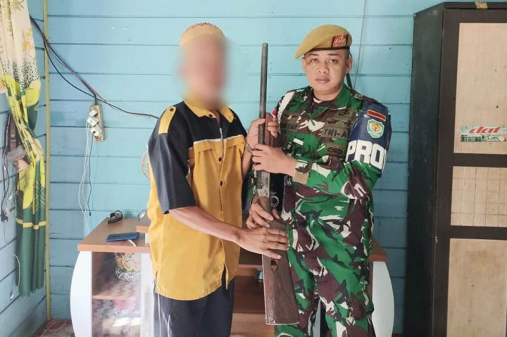 Jelang purna tugas, Satgas Pamtas Yonarmed 5/PG kembali mendapatkan belasan senjata api rakitan dan Amunisi yang di serahkan warga Kampung Binaan, Penyerahan senjata dilatar belakangi aktifnya personel Pos Long Apari dalam melaksanakan komunikasi sosial dan Rutinnya sosialisasi penyuluhan Hukum tentang kepemilikan serta bahaya penggunaan senjata api di wilayah binaan Kampung Noha Tivab, Kecamatan Long Apari, Kabupaten Mahakam Ulu, Kalimantan Timur, Selasa, 18 Juli 2023