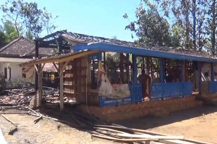 Api membumbung tinggi membakar bangunan yang sebagian besar terbuat dari kayu tersebut, yang merupakan milik dari Mohammad Nasir, warga Dusun Wektuwek, Desa Nyupelle, Kecamatan Palengaan, Pamekasan.