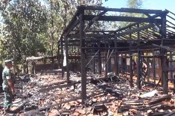 Pemilik rumah saat itu sedang bekerja di sawah. Sementara warga yang mengetahui kejadian tersebut, sempat berusaha memadamkan api dengan alat seadanya.