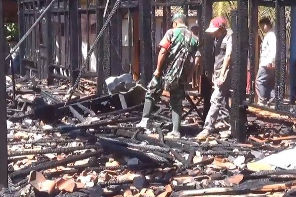 Pasalnya Lokasi rumah yang jauh dari kantor Pemadam Kebakaran membuat api sulit dikendalikan, bahkan api yang membesar dibarengi tiupan angin, membuat kebakaran merembet ke 2 bagunan rumah lain yang ada di sampingnya.