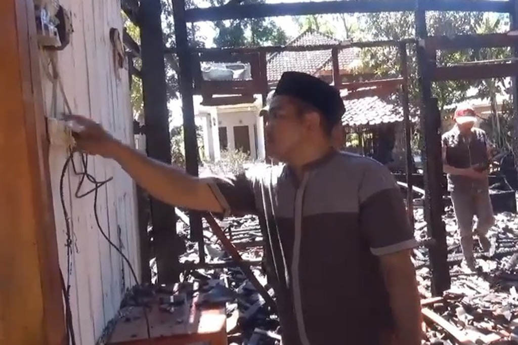 Beruntung dalam kejadian tersebut tidak ada korban jiwa, namun kerugian mencapai satu miliar rupiah, karena seluruh isi rumah termasuk uang Rp450 juta, emas, surat berharga, serta peralatan elektronik turut terbakar.