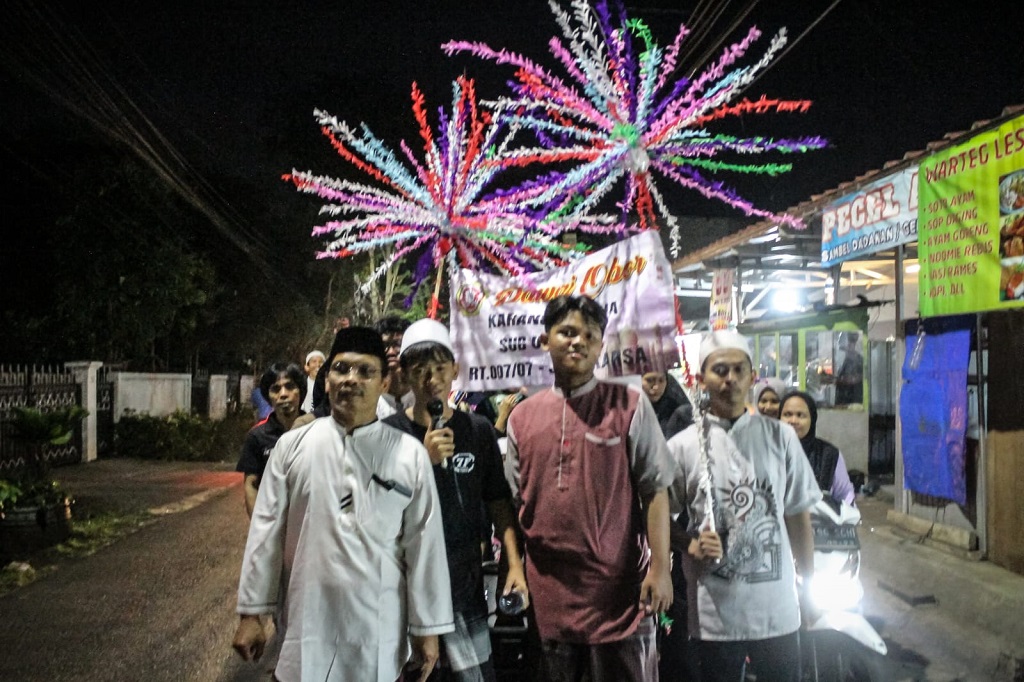 Pantauan Medcom.id, mereka berjalan kaki dengan membawa sejumlah properti seperti poster bertuliskan 'Selamat Tahun Baru Islam 1 Muharram 1445 H', obor, bedug, serta Kembang Kelapa Betawi.