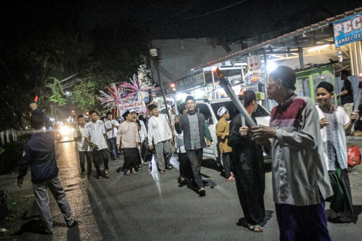 Sejumlah warga Jagakarsa, Kecamatan Jagakarsa, Jakarta Selatan menggelar pawai obor keliling pada Selasa, 18 Juli 2023 malam. pawai digelar dalam rangka menyambut Tahun Baru Islam 1445 H atau 1 Muharram 2023 yang jatuh pada Rabu, 19 Juli 2023.