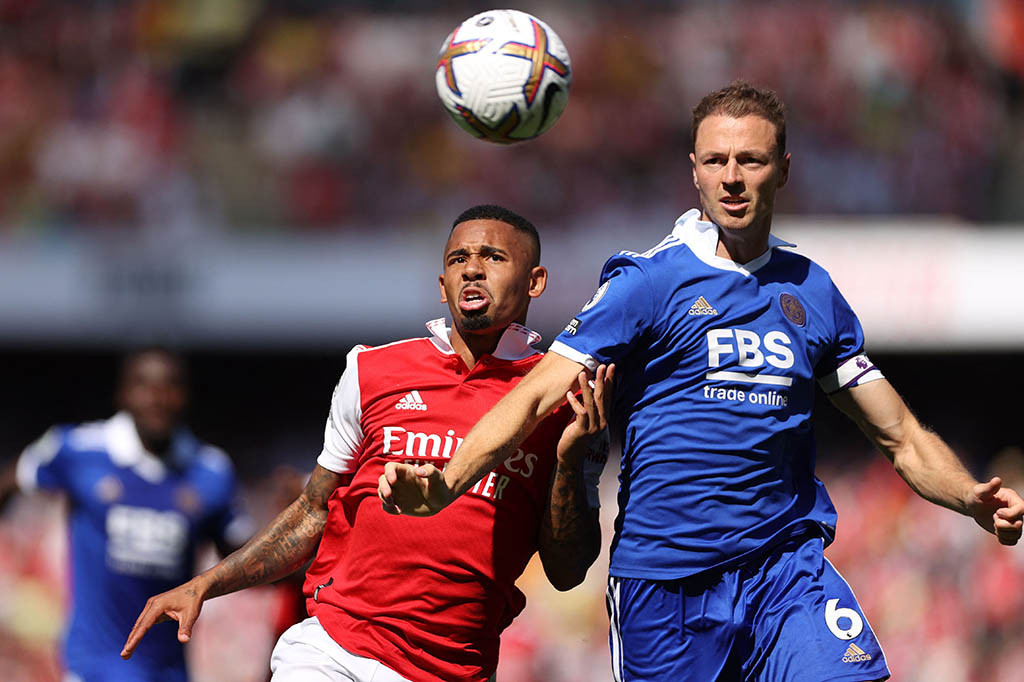 Bek Jonny Evans telah kembali membela Manchester United dengan menandatangani kontrak jangka pendek.