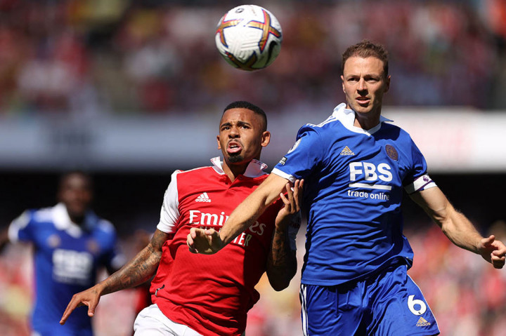 Bek Jonny Evans telah kembali membela Manchester United dengan menandatangani kontrak jangka pendek.