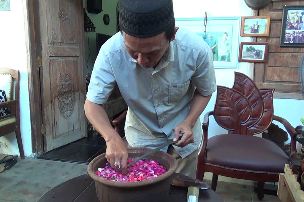 Pada Bulan Suro atau 1 Muharram di Tahun Islam sering digunakan para kolektor pusaka atau pegiat budaya untuk melakukan penjamasan atau pencucian benda pusaka milik mereka. Jamas pusaka ini juga sebagai refleksi membersihkan diri dari dosa-dosa yang dilakukan setiap individu manusia. 