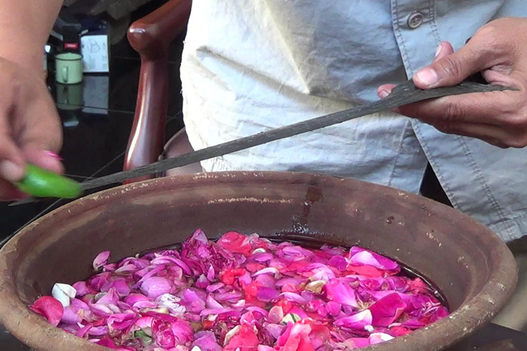 Koleksi kerisnya seperti Jalak Budho, Megantoro, Sengkelat, Jalak, Sangu Tumpeng, Bethok Tuban, Dapur Sepang dan lain-lain. Bahkan ada senjata Katga yang konon ada sebelum kerajaan-kerajaan besar di Indonesia muncul.