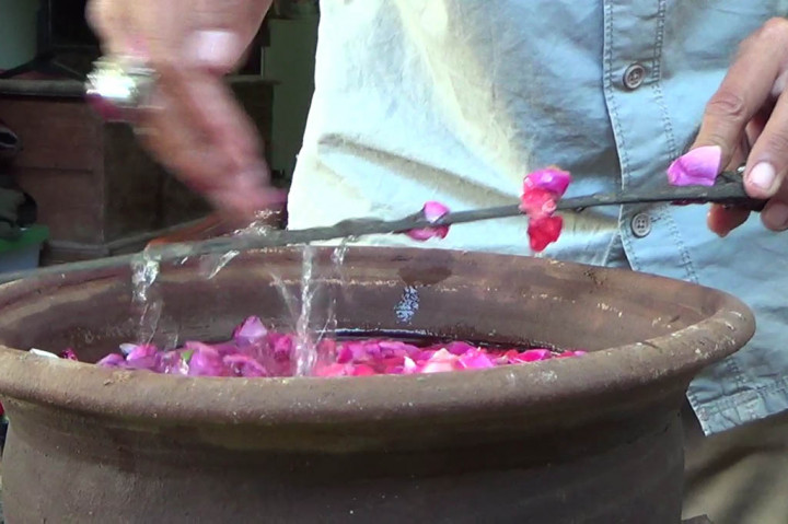 Kegiatan penjamasan benda pusaka ini juga rutin dilakukan Muhammad Wildan,52,setiap bulan Suro. Pegiat seni budaya yang juga cucu abdi dalem Keraton Yogyakarta ini memiliki sekitar 40-an benda pusaka, mulai keris, tombak hingga pedang. 