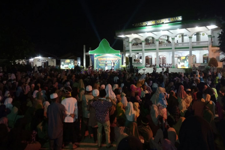 Acara yang dihadiri tokoh masyarakat, Babinkamtibmas, serta ratusan umat muslim tersebut berlangsung semarak dan meriah. Acara diawali dengan pawai obor dari masing-masing RT dan finis di Masjid Jami Nurul Iman. 