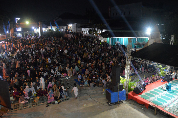 Menyambut Tahun Baru Islam 1445 Hijriah, Dewan Kemakmuran Masjid (DKM) Masjid Jami Nurul Iman Kalisuren, Tajurhalang, Bogor, Jawa Barat menggelar acara bertajuk 'Gebyar Muharram 1 Muharram 1445 H' di halaman masjid, Selasa, 18 Juli 2023 malam. 