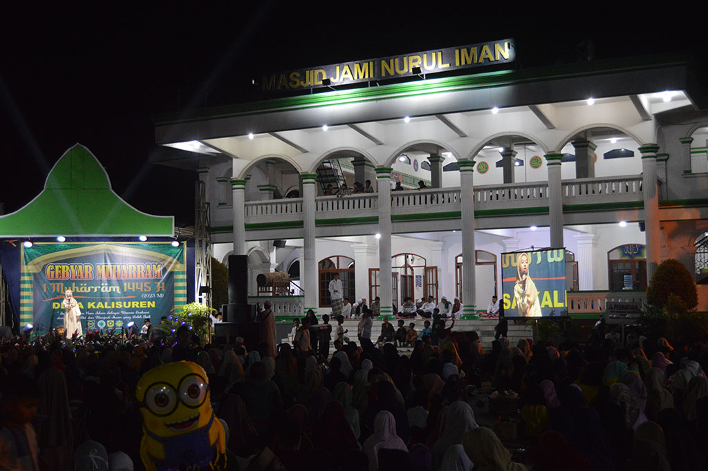Gebyar Muharram Masjid Jami Nurul Iman diisi dengan berbagai acara islami, di antaranya penampilan grup hadroh, siraman rohani oleh da'i cilik, dan dongeng islami oleh pendongeng Kak Ade Budiman.