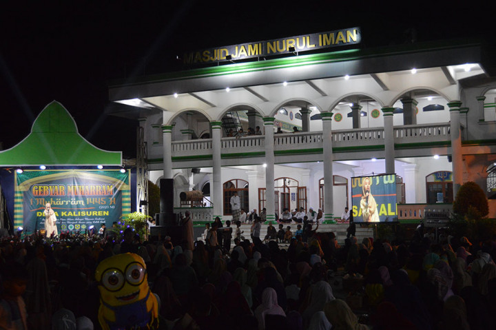 Gebyar Muharram Masjid Jami Nurul Iman diisi dengan berbagai acara islami, di antaranya penampilan grup hadroh, siraman rohani oleh da'i cilik, dan dongeng islami oleh pendongeng Kak Ade Budiman.