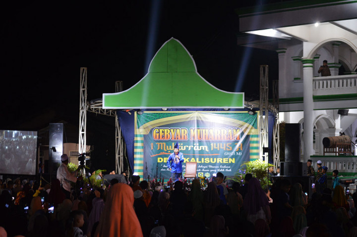 Acara bertambah meriah saat Kak Ade Budiman mulai mendongeng. Anak-anak pun merapat di depan panggung dan dengan seksama mendengarkan dongeng islami Kak Ade, sembari diselingi gelak tawa saat mendengar cerita yang jenaka.