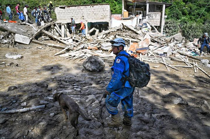 Beberapa rumah hancur dan arteri perdagangan utama diblokir setelah hujan deras melanda kota Quetame di departemen Cundinamarca Kolombia Senin malam.