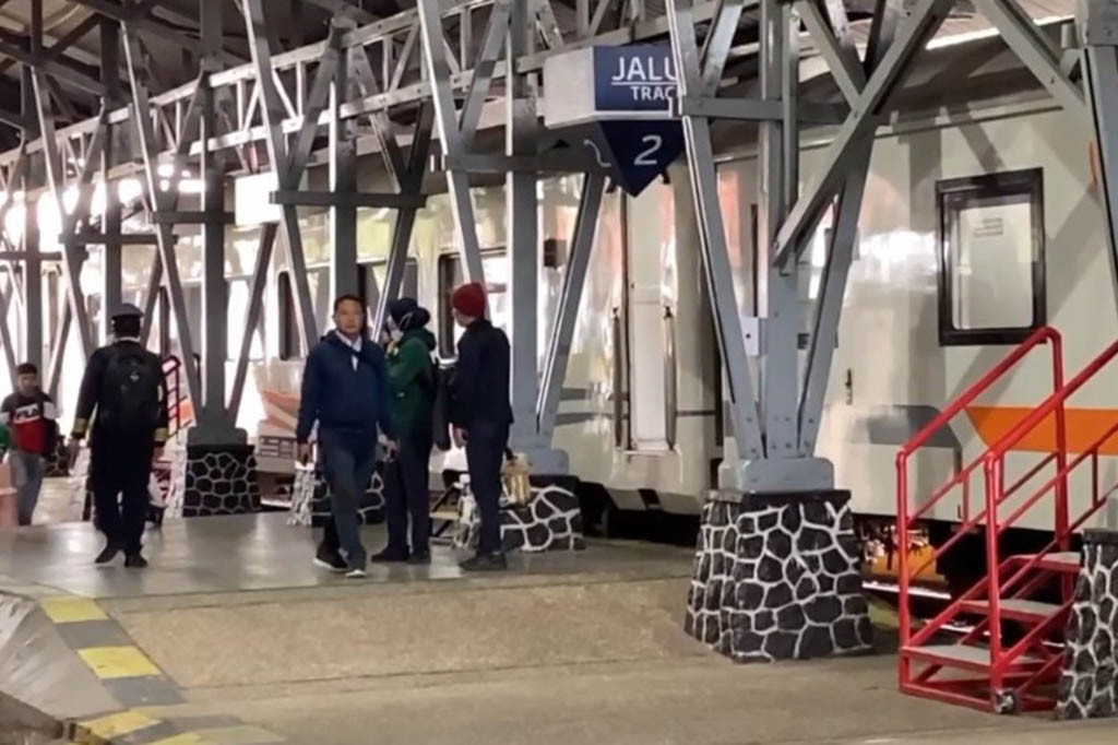 Kedatangan KA Brantas di Stasiun Blitar tersebut mengalami perlambatan 3 jam lebih dari jadwal semula.