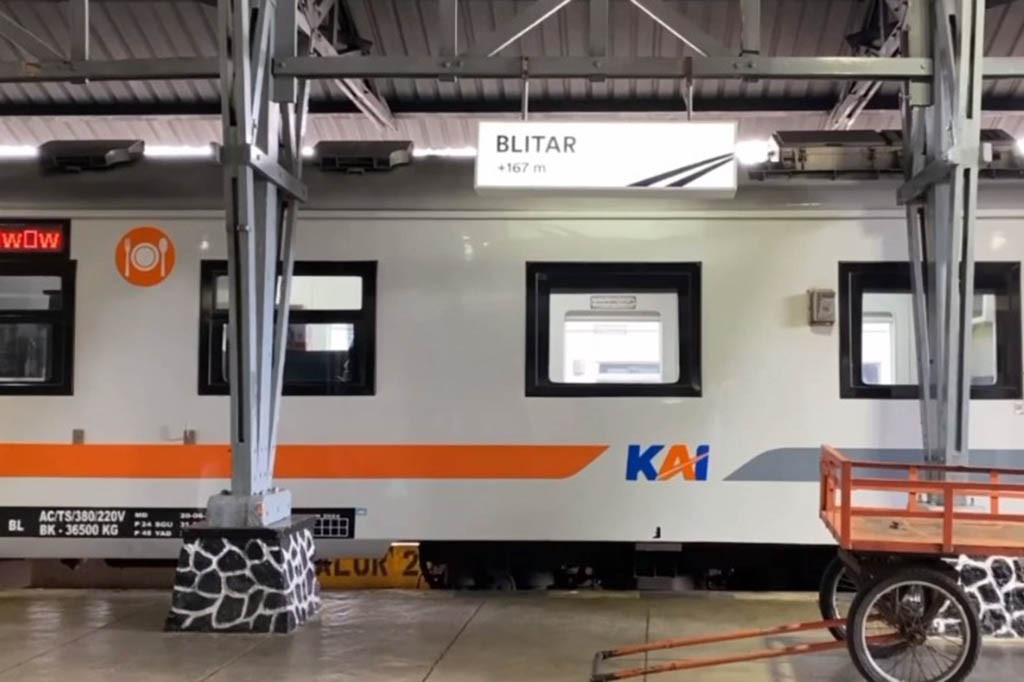 Pergantian ini dilakukan karena bagian lokomotif dan gerbong 1 KA Brantas mengalami kerusakan setelah terlibat kecelakaan dengan truk trailer hingga mengakibatkan ledakan dan kebakaran.