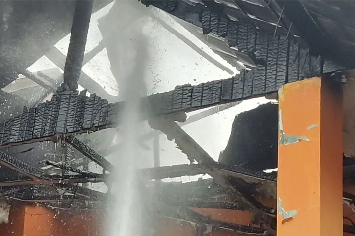 Kepulan asap hitam tebal yang keluar dari loteng rumah membuat salah seorang anak pemilik rumah berteriak meminta tolong kepada warga sekitar. Namun saat itu api yang membakar rumah milik Ridwan ini telah membesar dan membakar bagian rumah lainnya.