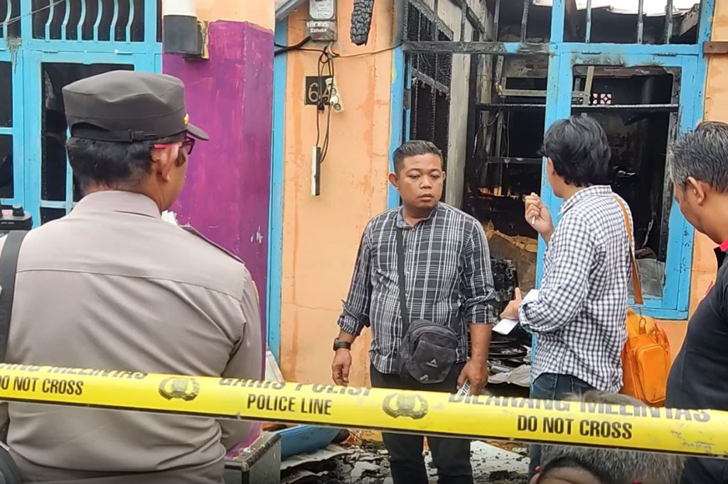 Sebanyak belasan unit mobil pemadam kebakaran di kerahkan ke lokasi kejadian untuk memadamkan api agar tidak merambat dan menjalar ke bagian rumah warga lainnya yang saling berdempetan. Tidak sampai 1 jam petugas Dinas Pemadam Kebakaran Kota Bengkulu berhasil memadamkan api yang membakar rumah milik Ridwan tersebut.