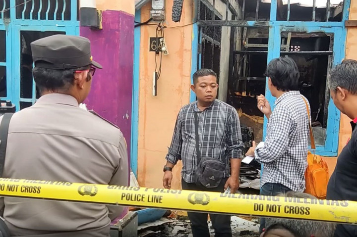 Sebanyak belasan unit mobil pemadam kebakaran di kerahkan ke lokasi kejadian untuk memadamkan api agar tidak merambat dan menjalar ke bagian rumah warga lainnya yang saling berdempetan. Tidak sampai 1 jam petugas Dinas Pemadam Kebakaran Kota Bengkulu berhasil memadamkan api yang membakar rumah milik Ridwan tersebut.