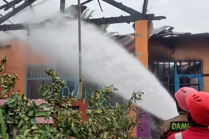 Dikatakan Yuliansyah saat peristiwa kebakaran itu tiga penghuni rumah yang terdiri dari anak dan ibunya diketahui masih berada di dalam rumah yang terbakar, Namun ke 3 penghuni rumah tersebut berhasil selamat kerena berhasil keluar rumah sebelum api menjalar ke bagian rumah bagian bawah.