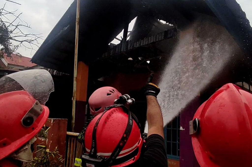 Kepala Dinas Pemadam Kebakaran Kota Bengkulu, Yuliansyah mengatakan dari informasi yang diterimanya menyebutkan api yang membakar sebuah rumah dikawasan padat penduduk ini pertama kali terlihat dibagian loteng rumah.