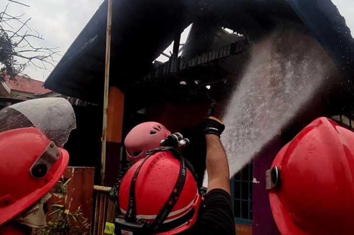 Kepala Dinas Pemadam Kebakaran Kota Bengkulu, Yuliansyah mengatakan dari informasi yang diterimanya menyebutkan api yang membakar sebuah rumah dikawasan padat penduduk ini pertama kali terlihat dibagian loteng rumah.