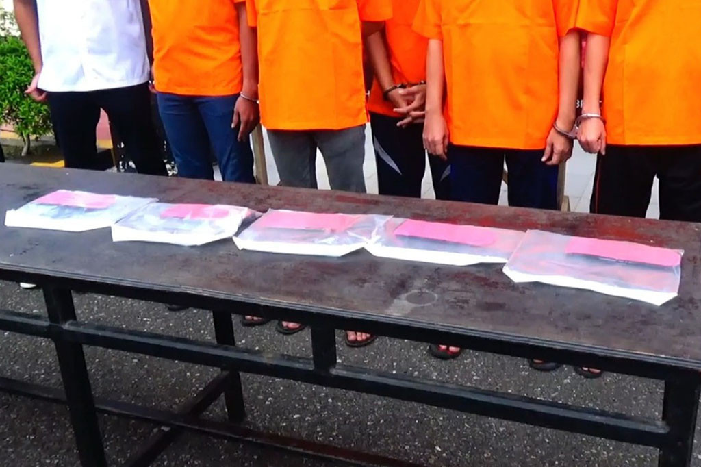 Sedangkan empat tersangkanya masing-masing RL (32) sebagai mucikari, kemudian IK (17), AN (26), FR (29) dan MZ (49) sebagai pengguna jasa. Kelima tersangka merupakan warga Kecamatan Lhoksukon.