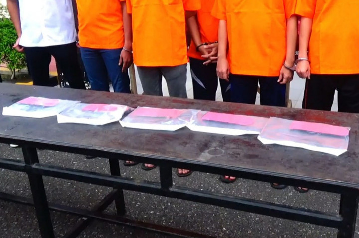 Sedangkan empat tersangkanya masing-masing RL (32) sebagai mucikari, kemudian IK (17), AN (26), FR (29) dan MZ (49) sebagai pengguna jasa. Kelima tersangka merupakan warga Kecamatan Lhoksukon.