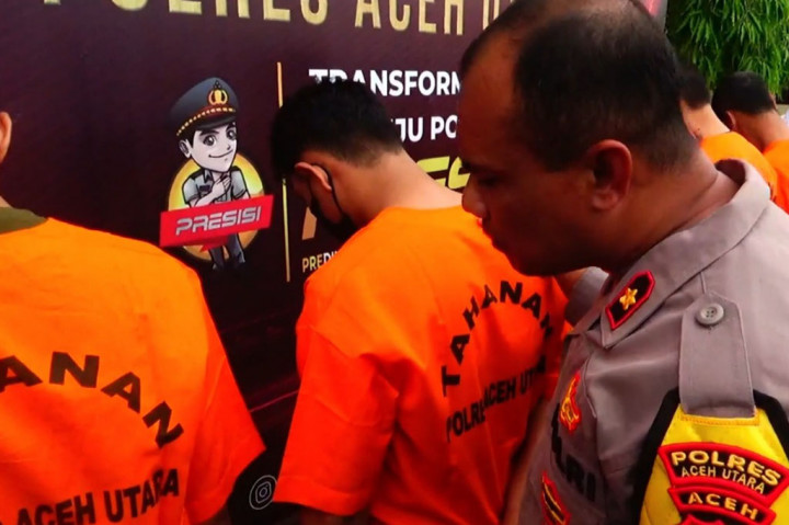 Mirisnya, praktek prostitusi tersebut telah berjalan sejak Desember 2022 hingga April 2023. Kelima tersangka memiliki peran yang berbeda, yakni sebagai pengguna jasa, penyedia tempat, dan mucikari.