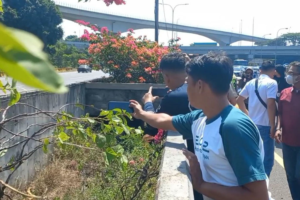 Petugas Jasa Marga yang tengah mengecek kondisi jalan tol Jagorawi menemuk sesosok jenazah pria tanpa identitas di median jalan tol, tepatnya di kilometer 7, Kampung Rambutan, Jakarta Timur, Rabu, 19 Juli 2023 siang. Petugas kepolisian langsung mengevakuasi jenazah yang sudah dalam kondisi membusuk tersebut ke Rumah Sakit Polri, Kramat Jati.