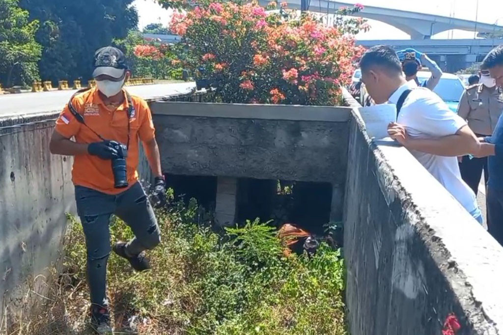 Sesosok jenazah tanpa identitas ini di temukan pertama kali oleh petugas Jasa Marga di median jalan tol Jagorawi kilometer 7. Jenazah ini di temukan sudah dalam kondisi membusuk dan berada di dalam beton pembatas ruas tol Jagorawi.